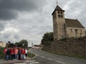 Před románským kostelem sv. Petra v Poříčí nad Sázavou