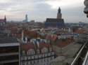 Nejvyšší dům Polska Sky Tower (112 metrů) mezi radnicí (vlevo) a kostelem sv. Alžběty