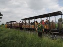 Přivolaná lokomotiva BND 30 (vlevo vzadu) nakonec oddělené vagóny dopravila do cíle