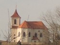 Takhle vídáme kostel v Sadské z vlaku