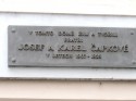 Jedna z mnoha pamětních desek na trase