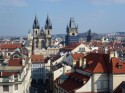 Panorama Starého Města z věže Klementina: zleva kostel sv. Jakuba, kostel Panny Marie před Týnem (před ní dům U kamenného zvonu a Týnská škola), věž Staroměstské radnice, Prašná brána (za ní Vítkov)